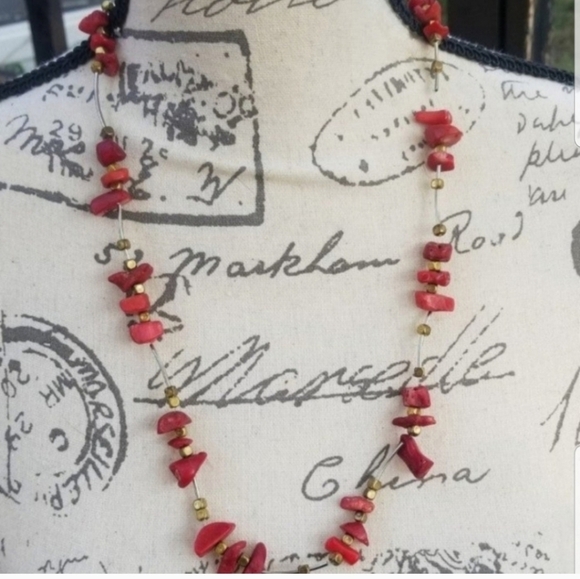 VINTAGE RED CORAL WITH SILVERTONE & GOLDTONE BEAD DETAIL LIGHTWEIGHT NECKLACE - Picture 1 of 5
